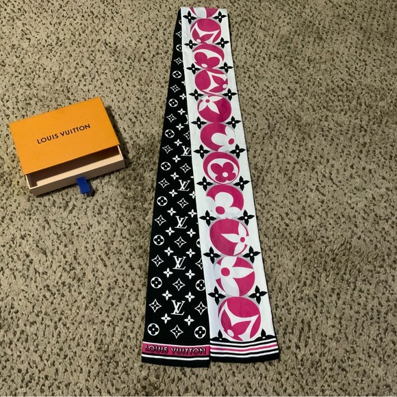 Authentic Louis Vuitton Bandeau - Picture 5 of 7